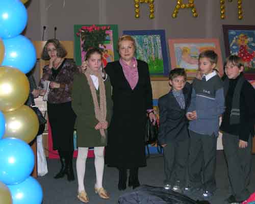 Воспитанники детского дома №70 с руководителем А.И. Ведерниковой
