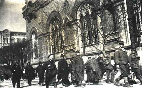 Партизаны ведут захваченных пленных. Одесса, апрель 1941
