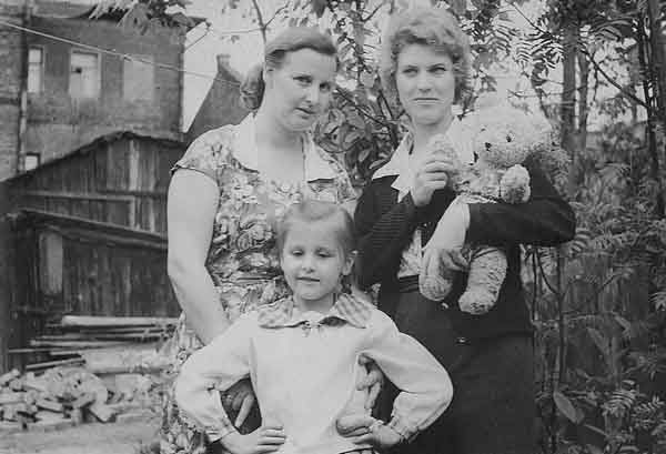 С мамой и стюардессой Люсей на фоне голубятни. 1963 (1964?). (К рассказу «Дворцы, цветы и праздники»)
