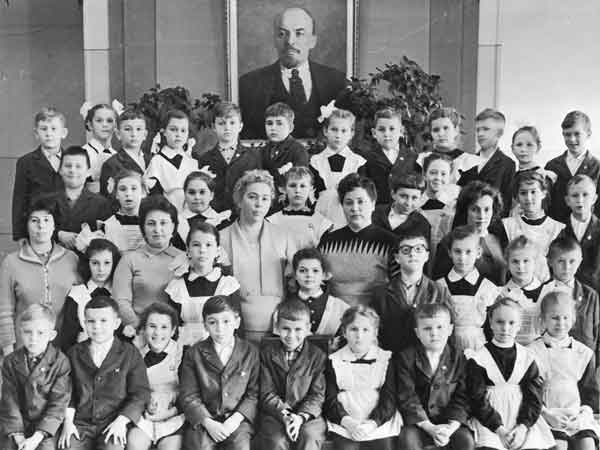 Ученики 2 «А» класса спецшколы №17 с директором, классным руководителем и учителями английского языка. 1963 / 64 учебный год. (К рассказу «Пробуждение в реальность»)

